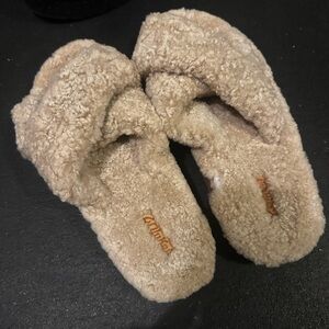 OluKai Hila Heu Genuine Shearling Slippers Slip On Sandals Light Tan Brown 9